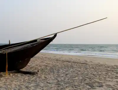 Boot an dem Strand des Goas