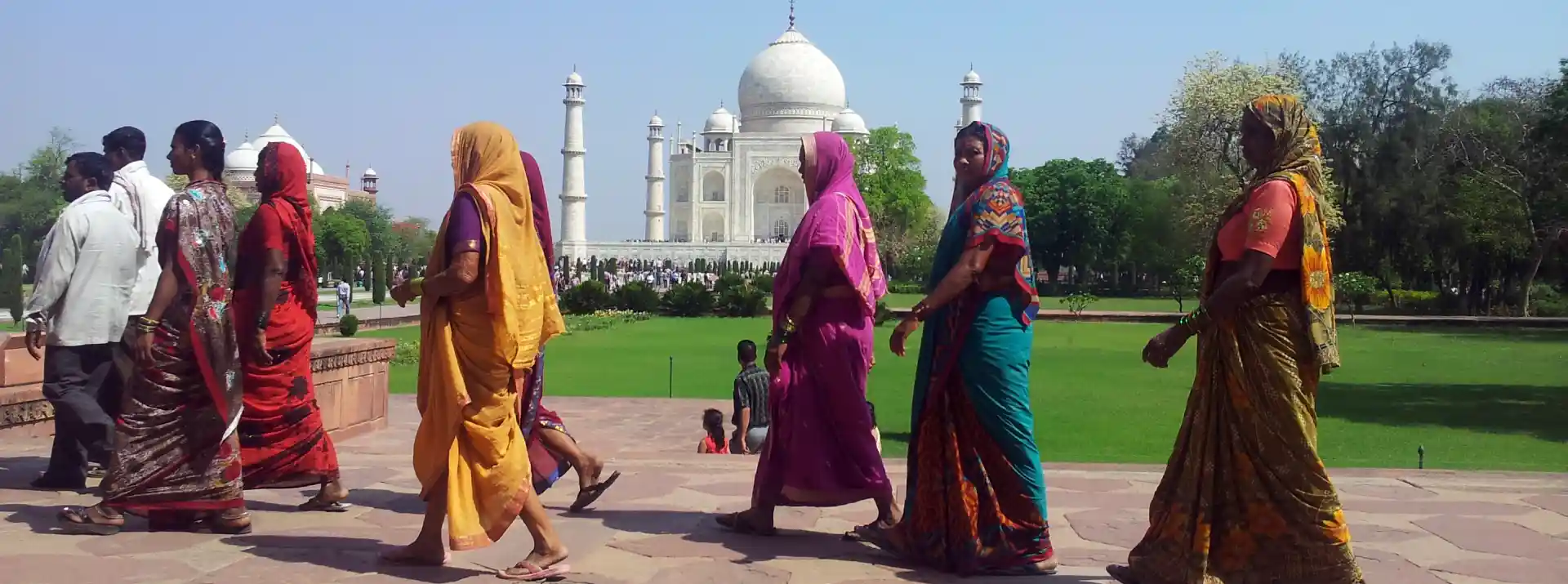 Indien Rundreise 2024:- Indischen Frauen besuchen das Taj-Mahal